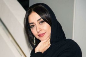 عکس بهاره کیان افشار در کنار تندیس هیچ!