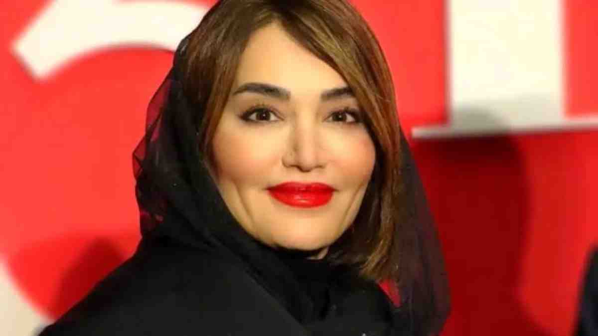 استایل رنگی سولماز حسینی در جشن نفس ؛ ترکیب متفاوت پیراهن گل‌دار با شلوار کرم