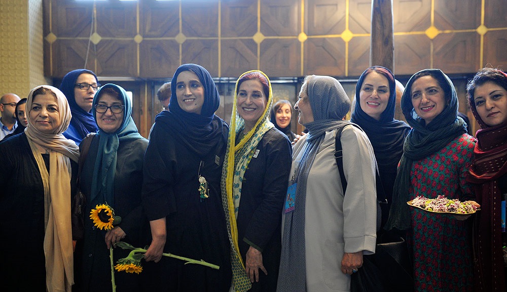 دنیا فنی زاده در کنار فاطمه معتمد آریا دنیا فنی زاده