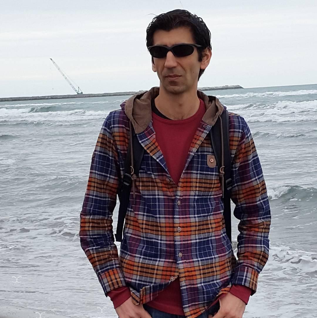 سینا رازانی در کنار دریا سینا رازانی