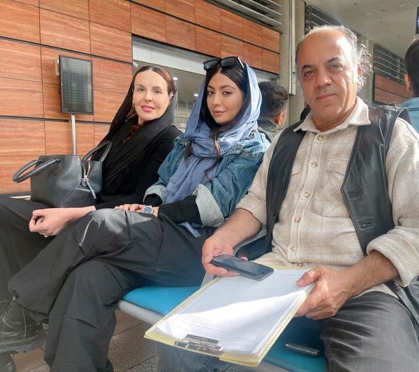 بیوگرافی دنیا دهقان
