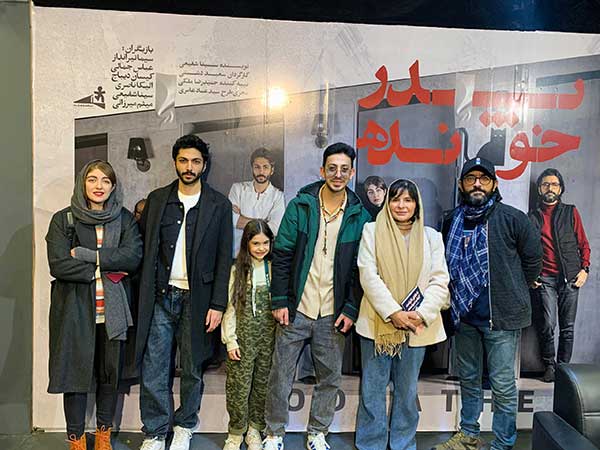 مصطفی زورمند در کنار عوامل نمایش کمدی « پدرخوانده »