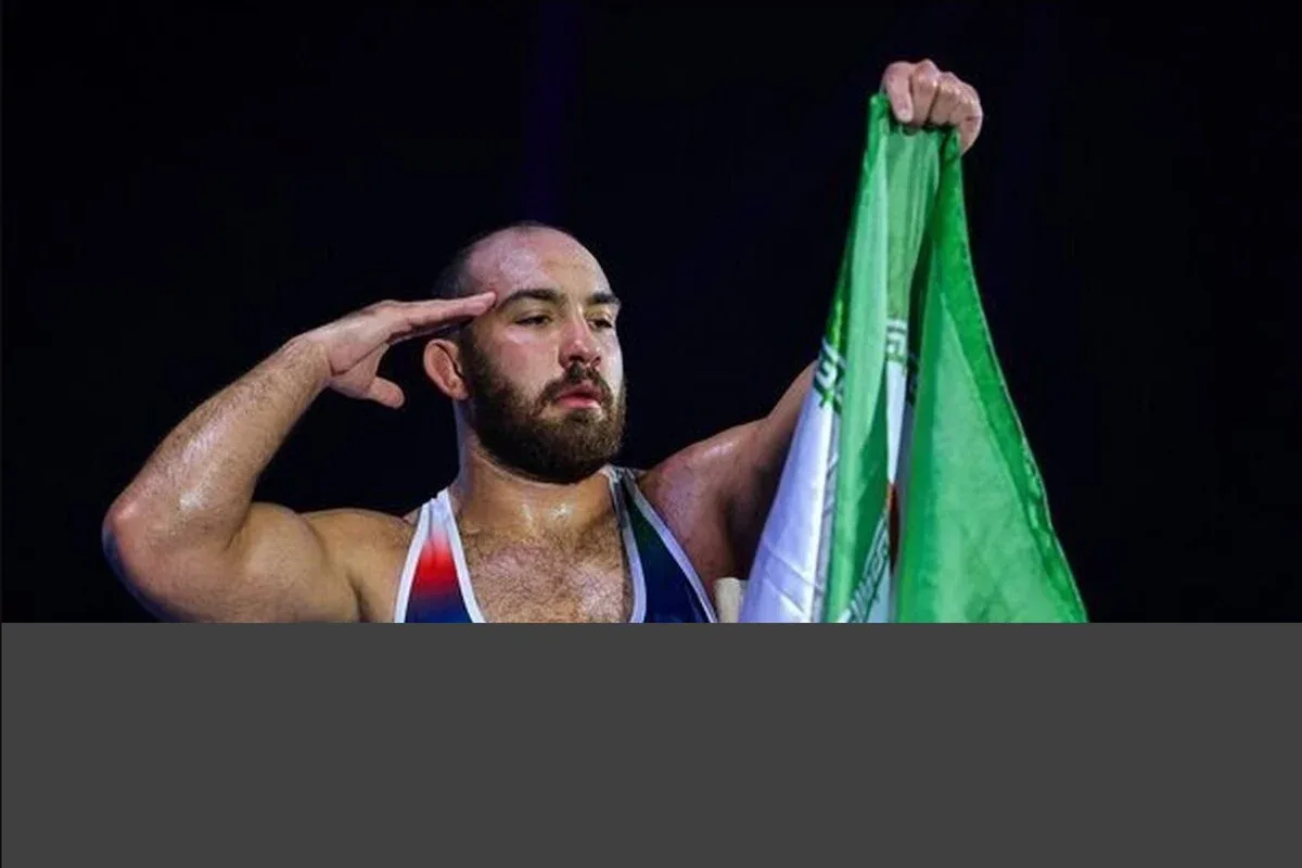 امیرحسین زارع با پرچم ایران پس از قهرمانی جهان ۲۰۲۵