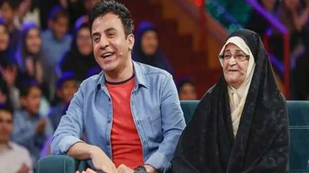 داریوش فرضیایی در کنار مادرش در یک برنامه تلویزیونی
