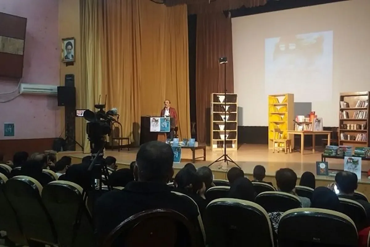 آیین اهدای کتاب در گناوه با حضور احمد آرام آیین اهدای کتاب در گناوه با حضور احمد آرام