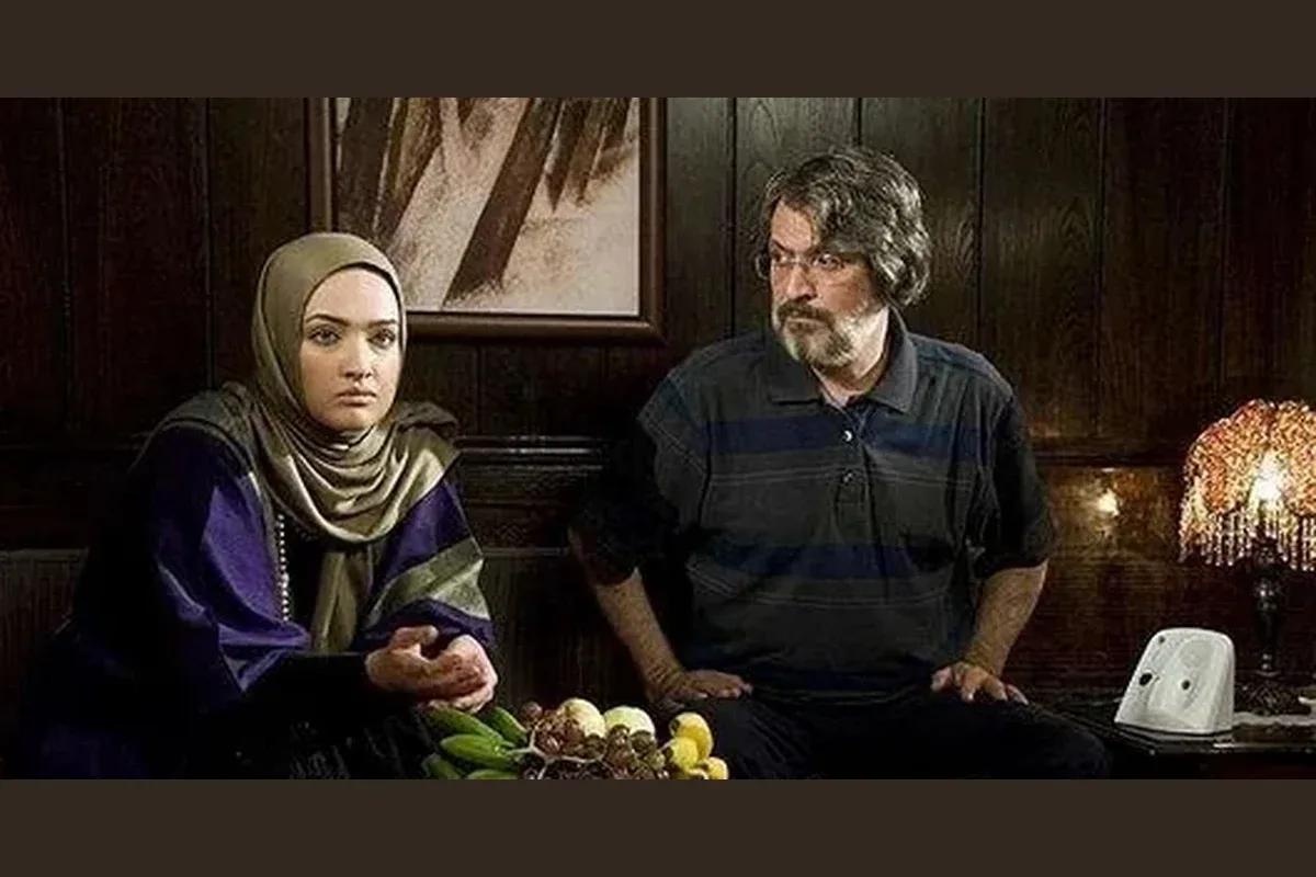 آیدا فقیه‌زاده و امین تارخ نشسته در یک صحنه نمایشی