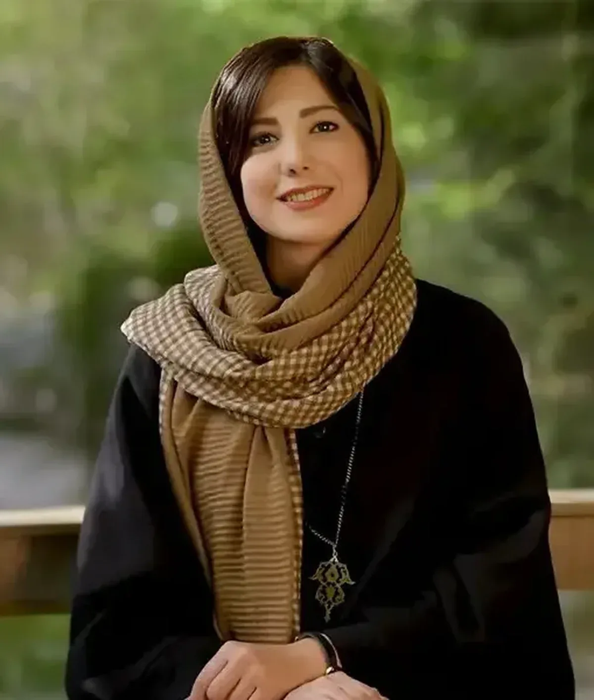 عکس باران نیکراه با شال چهارخانه