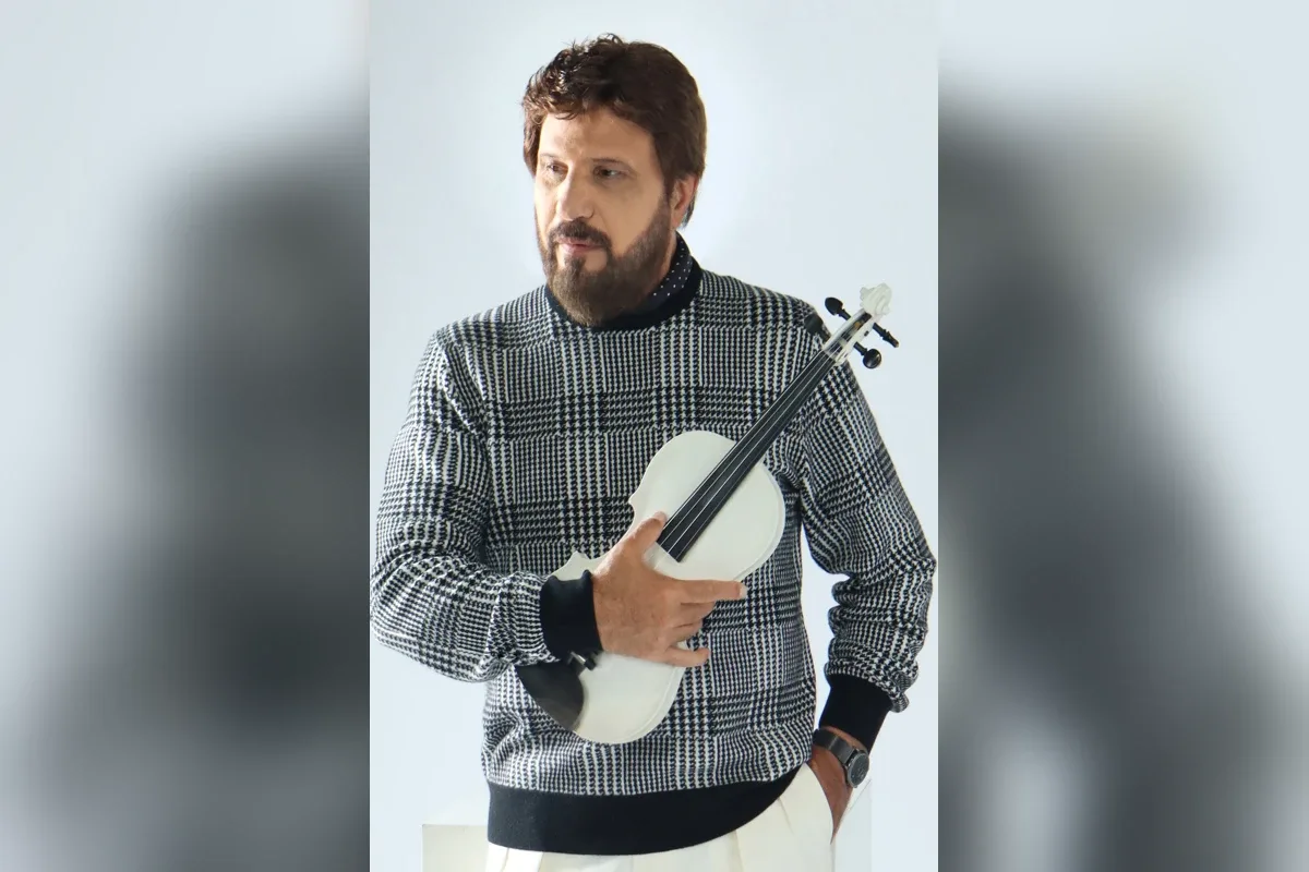 بیژن مرتضوی و ویولن سفید شناختهشدهاش بیژن مرتضوی با پلیور طرحدار و ویولن سفید در دست