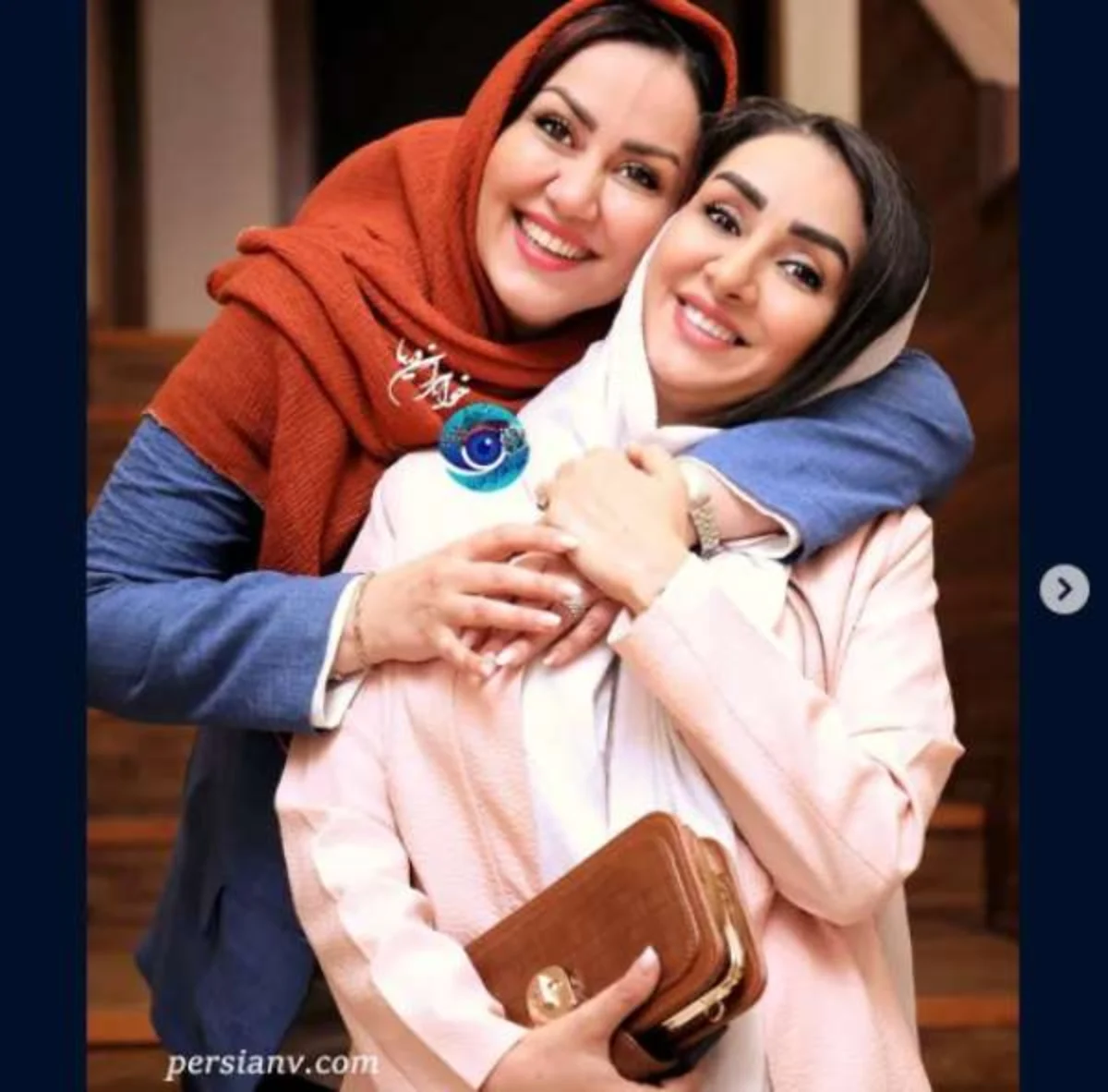 مریم وطنپور در کنار خواهرش مریم وطنپور با روسری نارنجی در کنار خواهرش با روسری تیره و لباس روشن