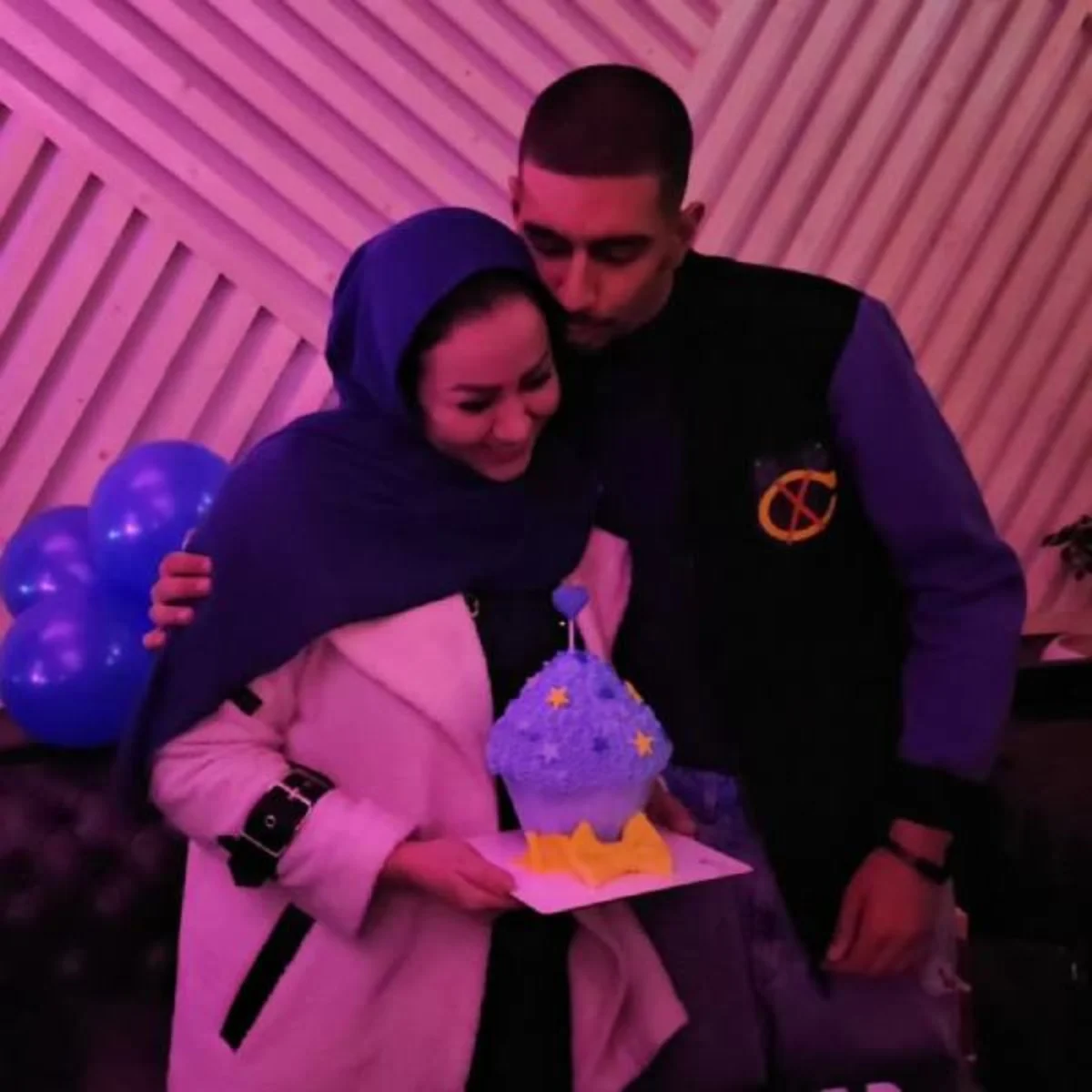 مریم وطنپور و پسرش مانی مریم وطنپور و پسرش مانی در کنار کیک تولد و بادکنکهای بنفش