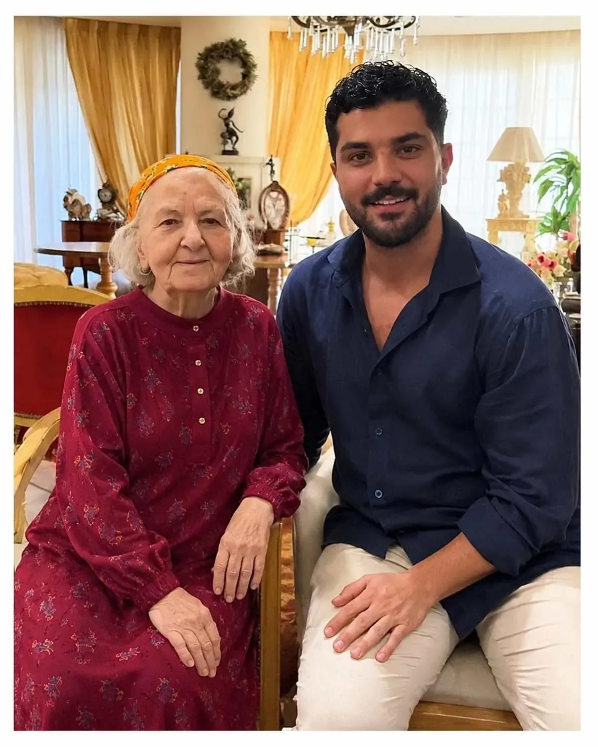 مینا جعفرزاده با لباس زرشکی و سینا مهراد با پیراهن سرمه‌ای، نشسته کنار یکدیگر