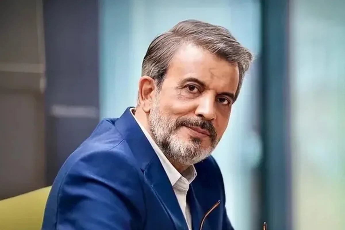 پرتره محمدرضا شهیدیفرد با کت آبی محمدرضا شهیدیفرد با کت آبی و پیراهن سفید