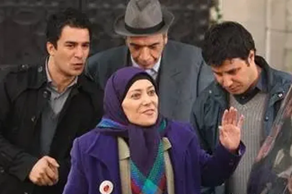 رضا فیض نوروزی در میان بازیگران دست بالای دست