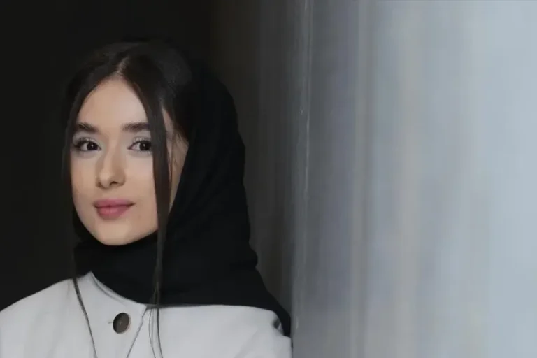 بیوگرافی ساینا روحانی؛ از نقش آتیه در غریزه تا نامزدی جشن حافظ