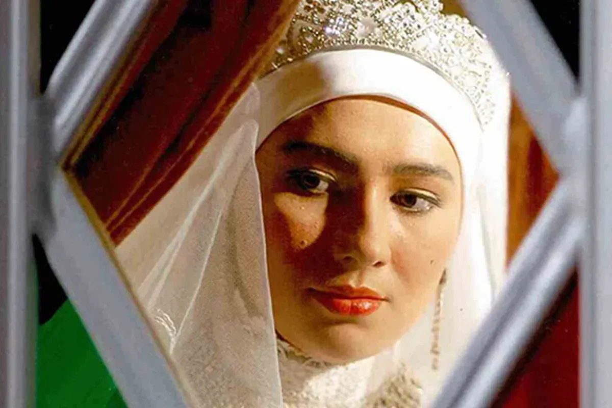 چهره لیلی در چشم باد ستاره صفراوه با لباس نقش لیلی در سریال در چشم باد