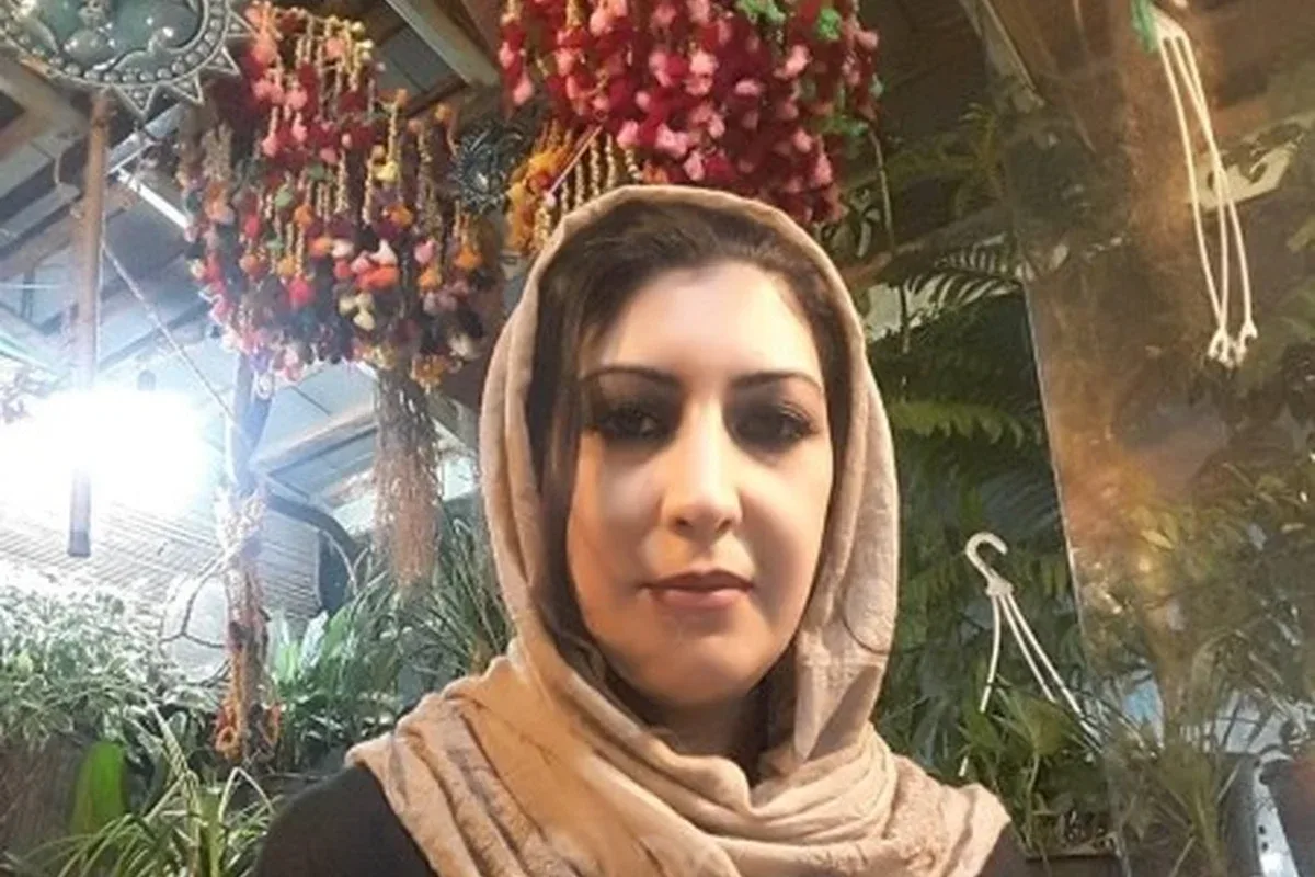 شهرزاد جواهری بازیگر تلویزیون با شال روشن