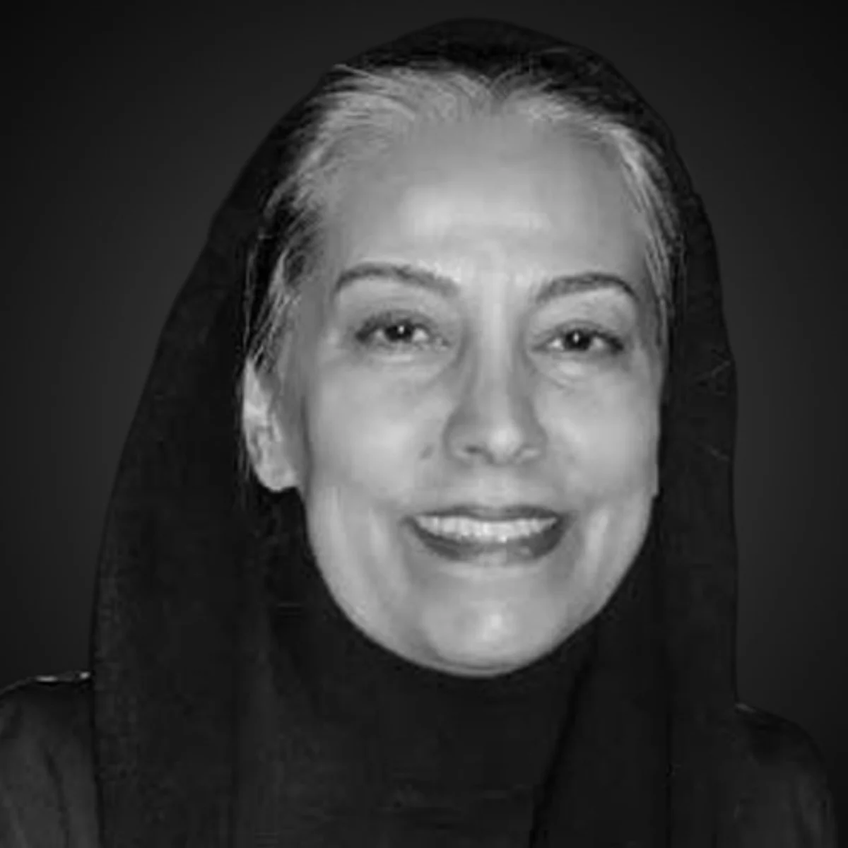 سهیلا رضوی با لبخند و روسری تیره در عکس سیاه‌وسفید