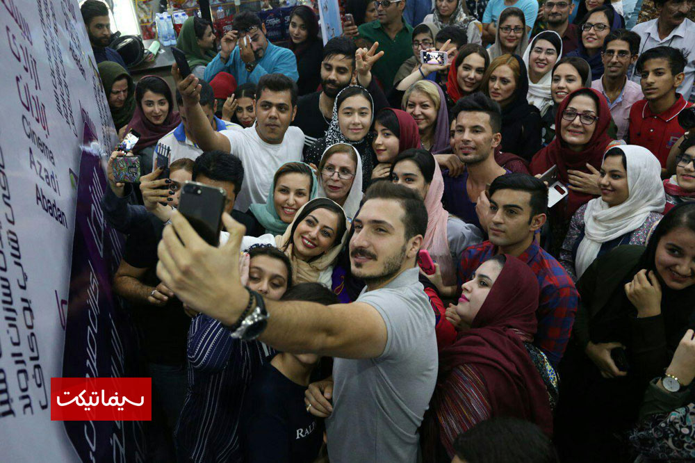 اکران زیر سقف دودی در آبادان
