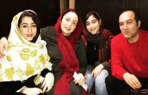 ژاله صامتی در کنار دخترش نیاز ؛ در پشت صحنه تئاتر «ماهی رها»