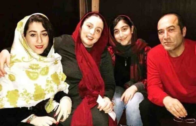 ژاله صامتی در کنار دخترش نیاز ؛ در پشت صحنه تئاتر «ماهی رها»