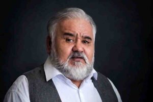 نخستین تصویر از سنگ مزار اکبر عبدی ؛ آرامگاه مرد هزارچهره سینمای ایران