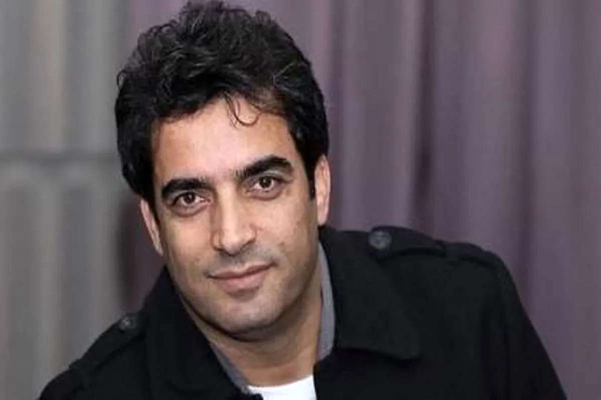 تصویر منوچهر هادی بر سر مزار زنده‌یاد اکبر عبدی + عکس