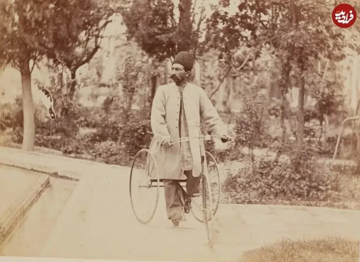 به گزارش همشهری آنلاین به نقل از فرادید، تصویری از مهدی قلی خان مجدالدوله پسردایی ناصرالدین شاه و جد بزرگ کمند امیرسلیمانی را سوار بر سه چرخه در حیاط یکی از کاخهای قاجار منتشر شد. به گزارش همشهری آنلاین به نقل از فرادید، تصویری از مهدی قلی خان مجدالدوله پسردایی ناصرالدین شاه و جد بزرگ کمند امیرسلیمانی را سوار بر سه چرخه در حیاط یکی از کاخهای قاجار منتشر شد.