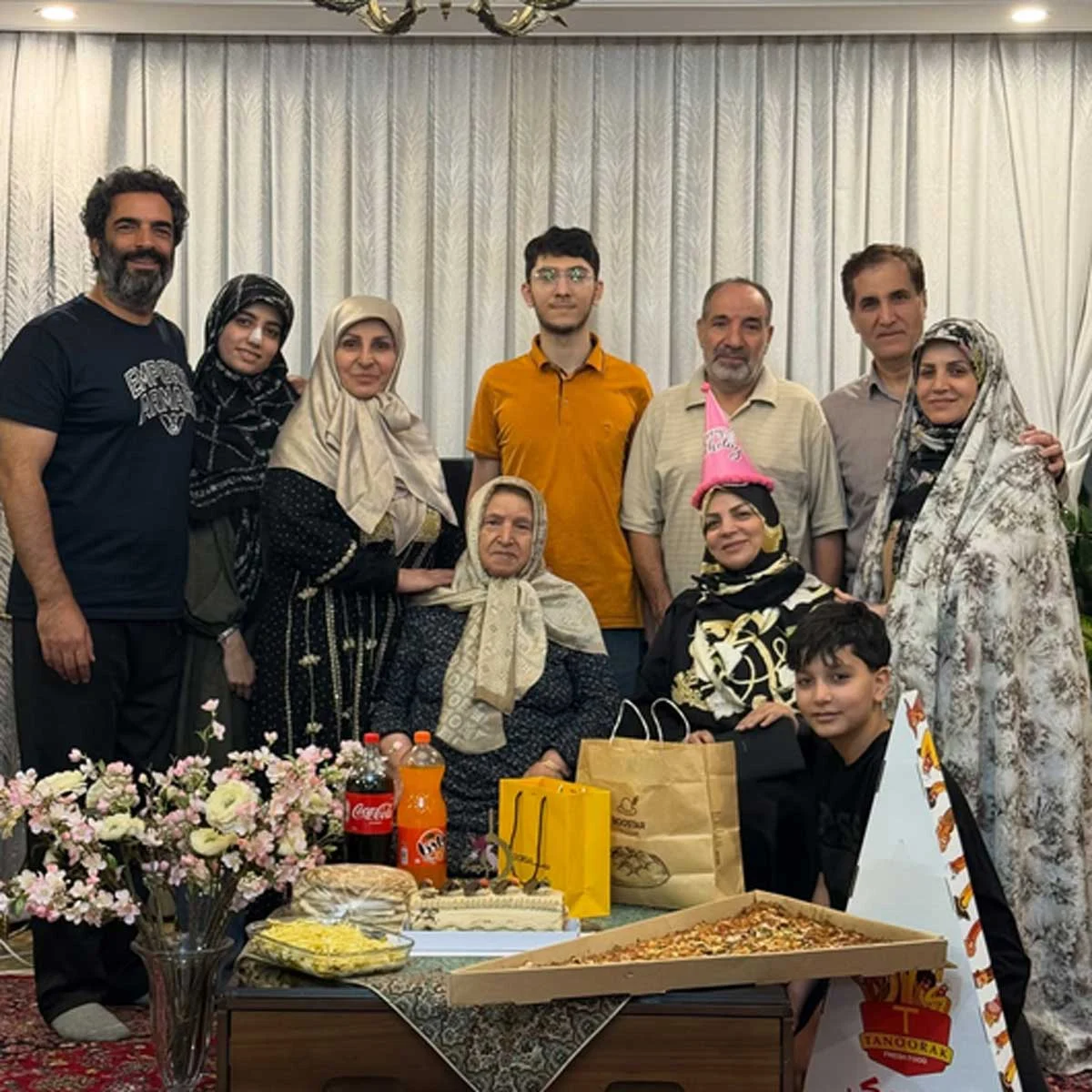 منوچهر هادی در جشن خانواده مذهبی و پرجمعیتش + عکس