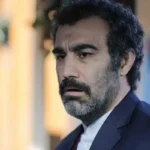 پشت صحنه‌ای از نقی معمولی پایتخت ؛ بدل محسن تنابنده در پایتخت ۶ را ببینید