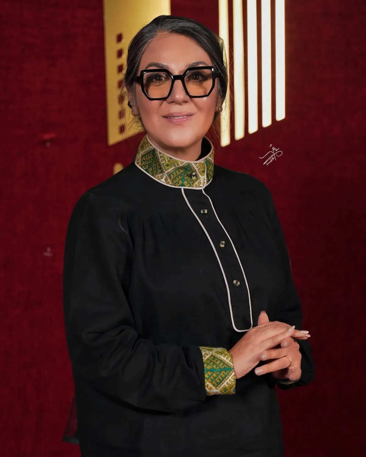 جزئیات استایل مشکی ستاره اسکندری در مراسم سینما ستاره اسکندری در جشن سینما با پوشش مشکی و نقشدوزیهای سنتی رنگی