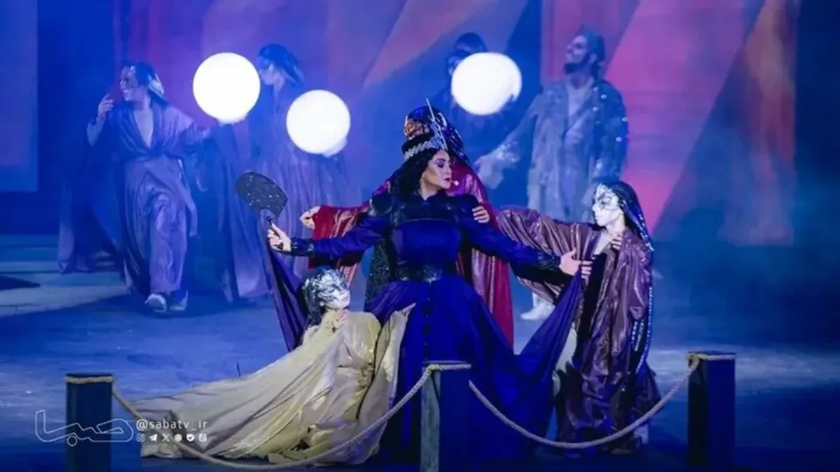 پوشش خاص آزاده صمدی در کنسرت نمایش پوشش خاص آزاده صمدی در کنسرتنمایش سیاوش