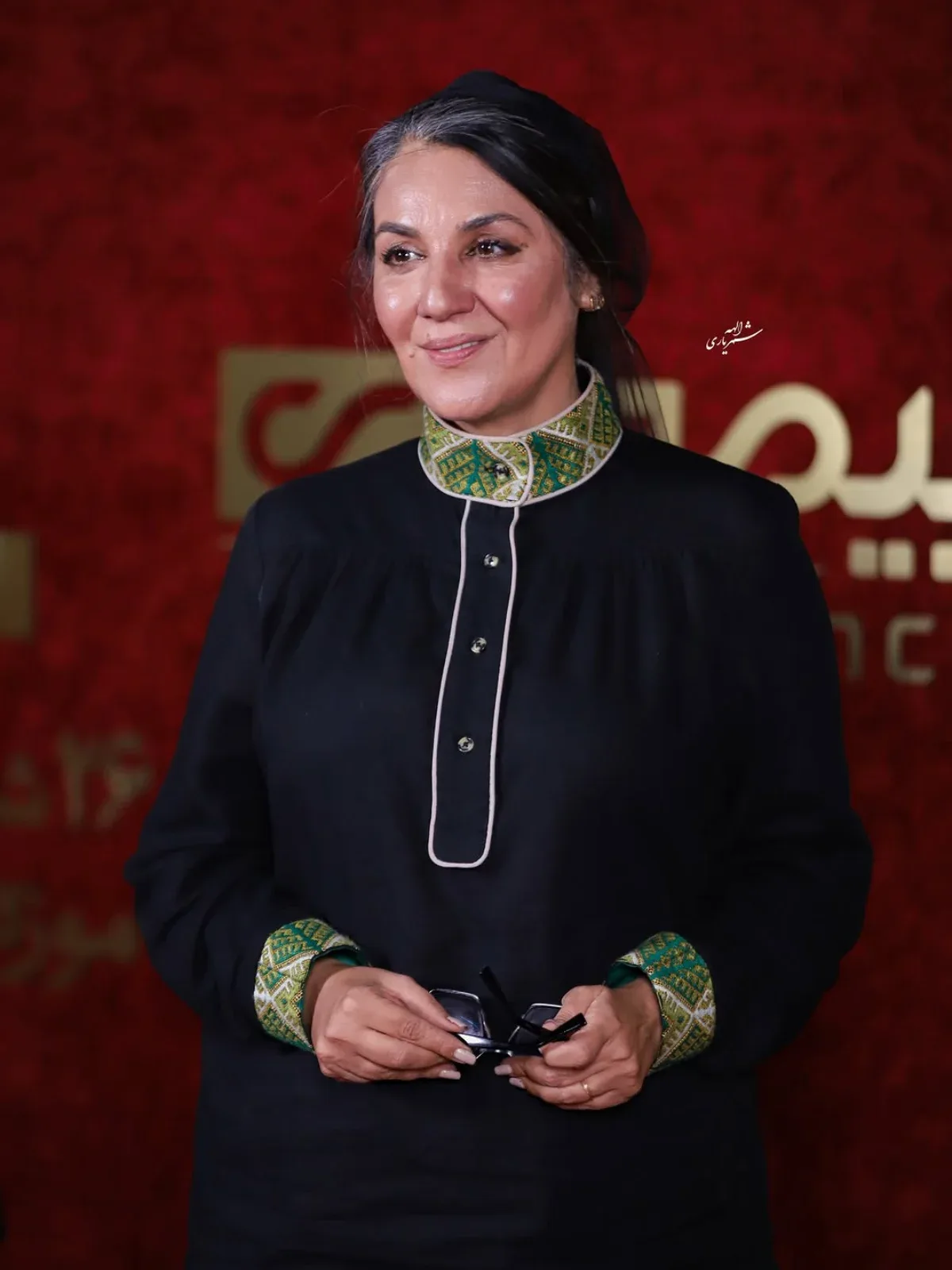عکس ستاره اسکندری با لباس مشکی و تزئینات سنتی ستاره اسکندری با لباس مشکی دارای تزئینات سبز و طلایی در مراسم روز سینما