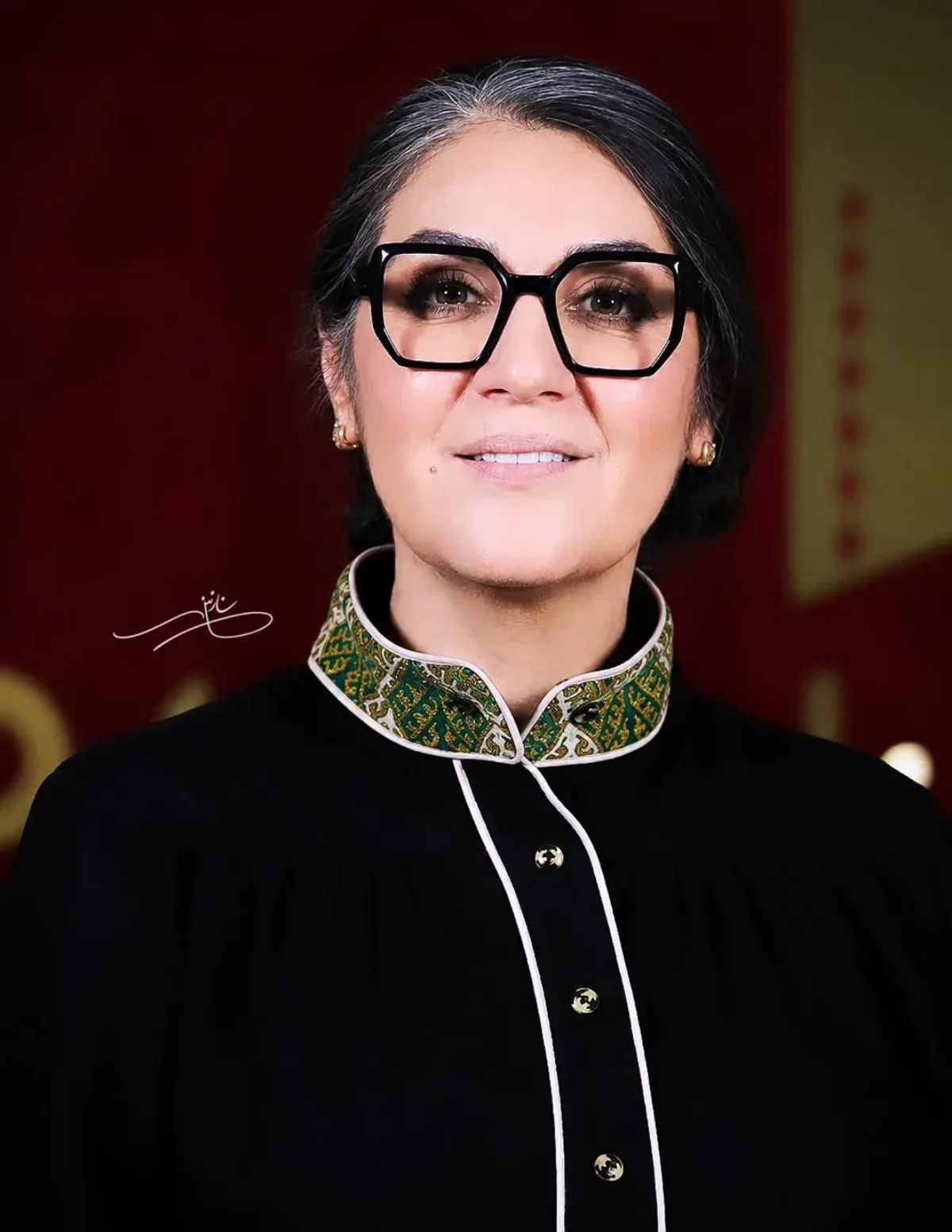 همراهی ستاره اسکندری با هنرمندان دیگر در جشن سینما ستاره اسکندری در جمع هنرمندان حاضر در مراسم روز ملی سینما