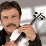 لحظه بوسه بیژن مرتضوی خواننده بر خاک وطن پس از سال‌ها دوری