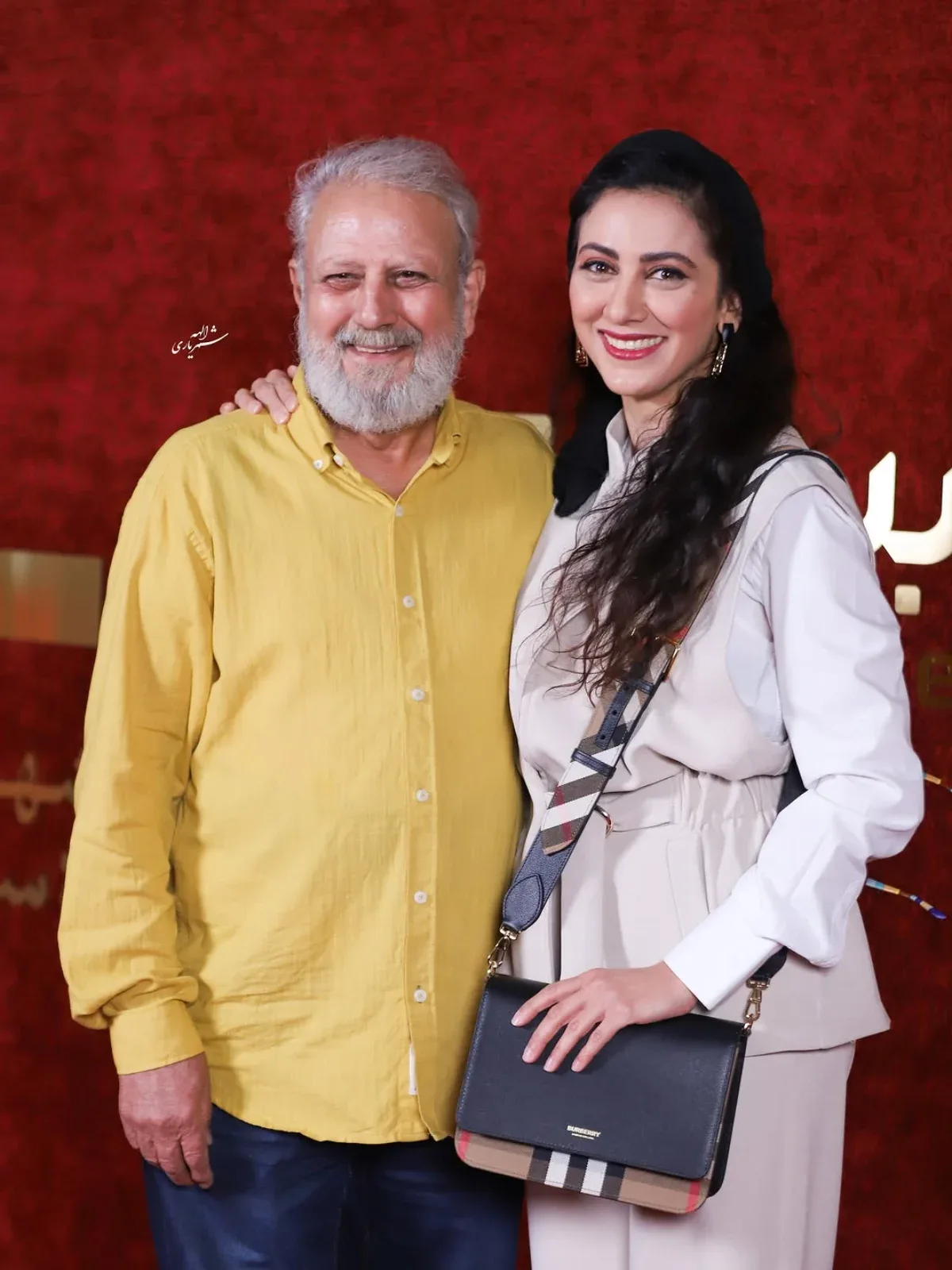 مونا فرجاد، بازیگر «ساختمان پزشکان»، در کنار پدرش در موزه سینما ( عکس) عکسهای مونا فرجاد در کنار پدرش جلیل فرجاد؛ استایل متفاوت دو بازیگر در موزه سینما
