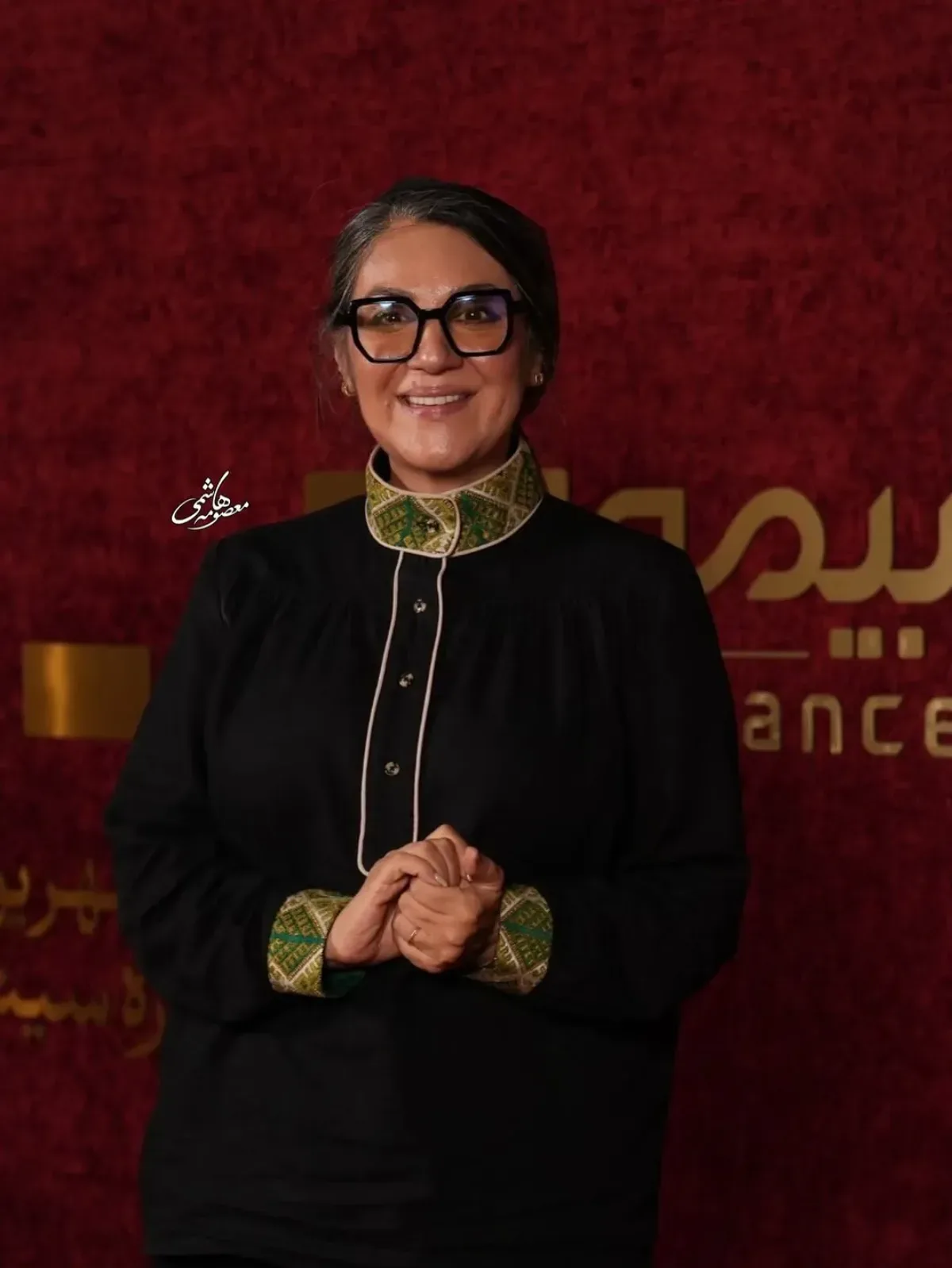 استایل سنتی ستاره اسکندری در جشن روز ملی سینما ستاره اسکندری با لباس مشکی سنتی و سوزندوزی سبز و طلایی در جشن روز ملی سینما