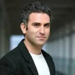هوتن شکیبا خواننده شد! ویدئوی اجرای غافلگیرکننده او در کنسرت بمرانی