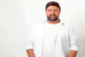 اولین قاب عاشقانه محمد علیزاده و همسرش / نگاهی به حضور متفاوت آنها پس از تولد فرزندشان! + تصاویر