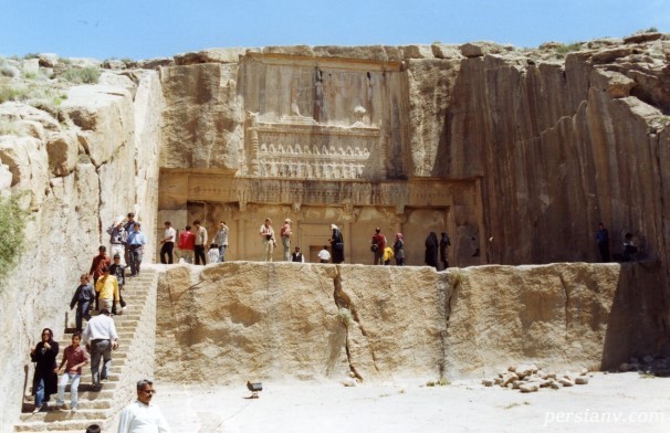 آرامگاه اردشیر دوم در دامنه کوه رحمت تخت جمشید