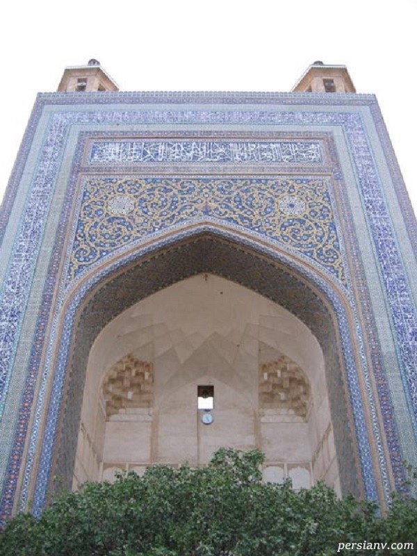 ایوان این مجموعه حدود سی متر ارتفاع دارد آرامگاه شیخ احمد جامی