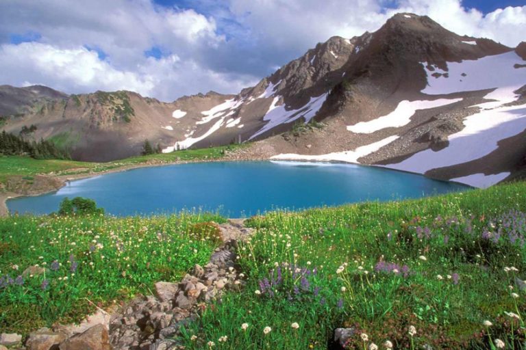 طبیعتگردی در مناظر زیبای دریاچه دوقلوی سیاه گاو