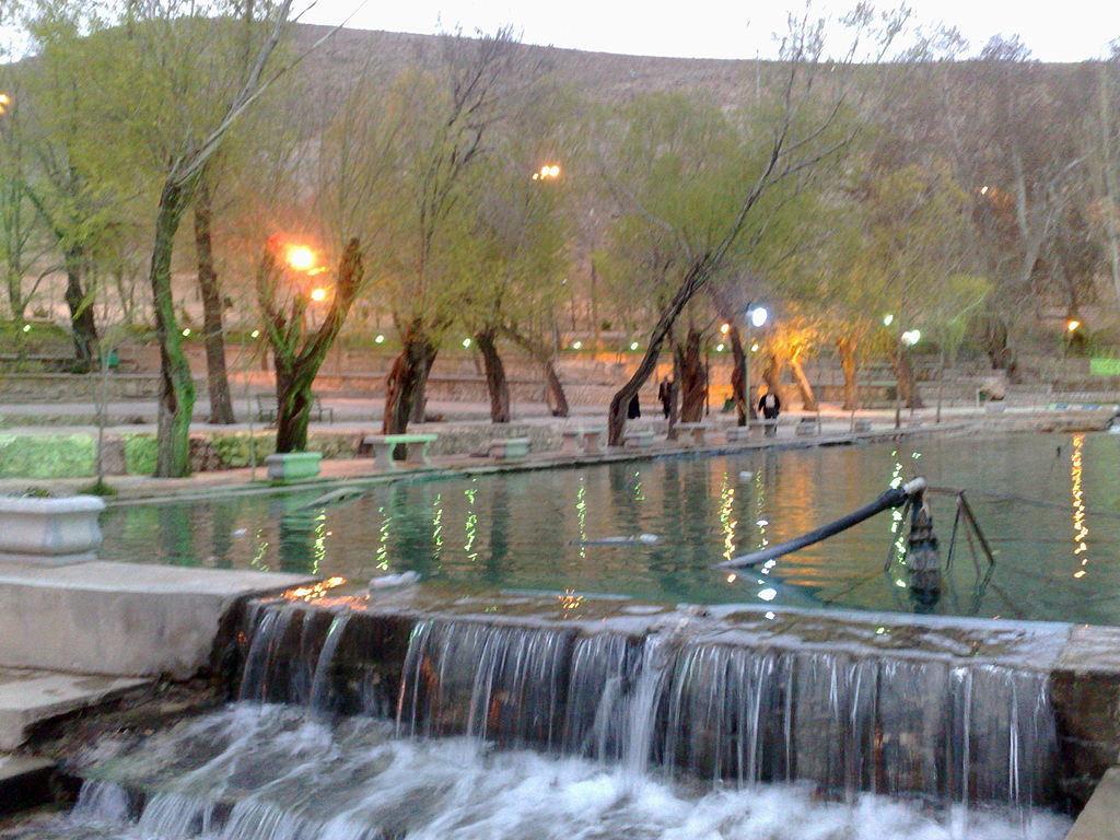 چشمه سیاسرد و پل تاریخی مصلی از جاذبههای گردشگری شهر بروجن به حساب میآیند. بام ایران