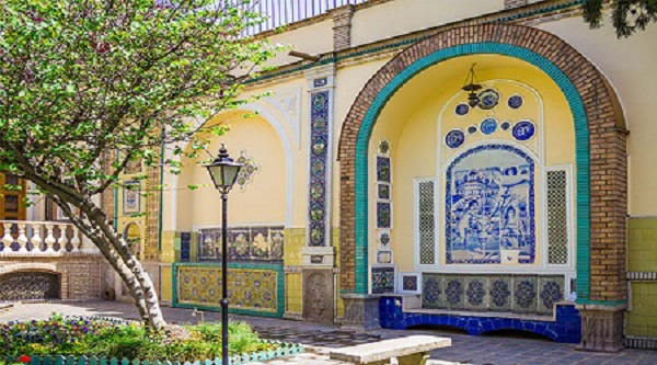 دکتر مقدم به زیبایی دیوار این حیاط را با کاشی و ظروف قاجاری تزیین کرده موزه مقدم