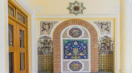 از ویژگیهای بارز این موزه همگون بودن نسبی فضای معماری با آثار تاریخی موجود در آن است موزه مقدم