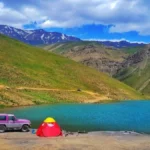 لازم هم نیست برای دیدن چشم‌اندازهای آبی و گذراندن ساعاتی در دل طبیعت، مسیرهای طولانی را طی کرد. در فاصله چند ساعته از تهران، دریاچه‌ها و پهنه‌های آبی متعددی وجود دارند که هر کدام ب