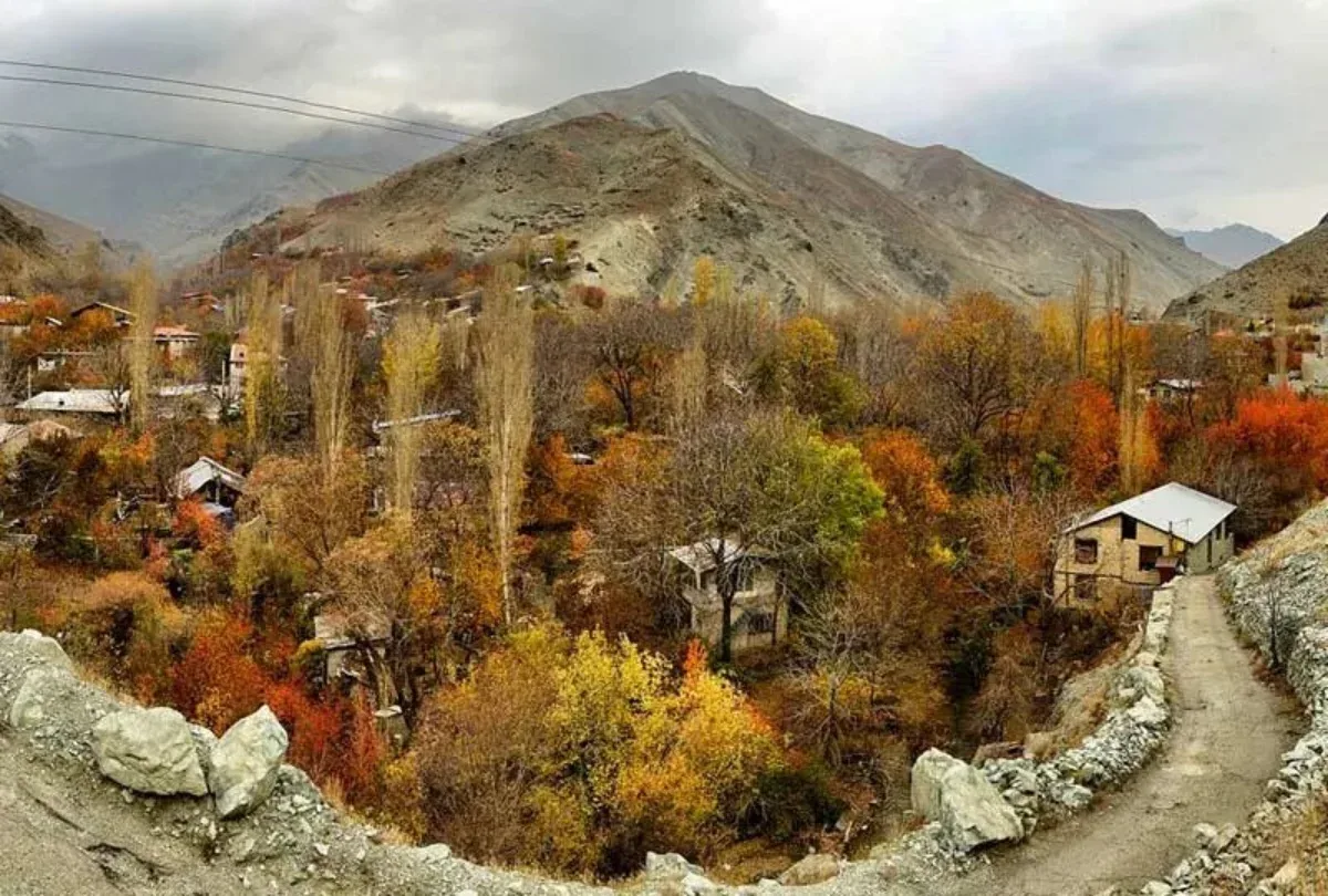 روستای لالون؛ طبیعت زیبای اطراف فشم منظره روستای لالون و کوهستانهای اطراف فشم در شمال شرق تهران