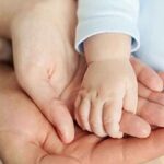 ۱۰ سال ازدواج و بچه‌دار نشدن به دلیل مشکل همسر؛ چه باید کرد؟