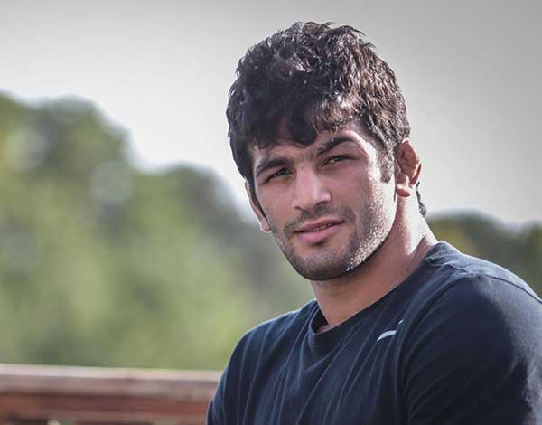 قاب زیبای دونفره از حسن یزدانی قهرمان کشتی در کنار مادرش
