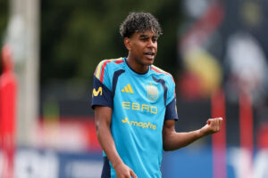 گردنبند خاص نامزد لامین یامال / وقتی اکسسوری معنا پیدا می‌کند + عکس