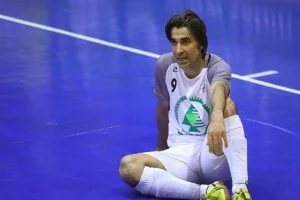 وحید شمسایی در دفاع از محمدرضا گلزار، دو استقلالی را زمینگیر کرد! + ویدئو